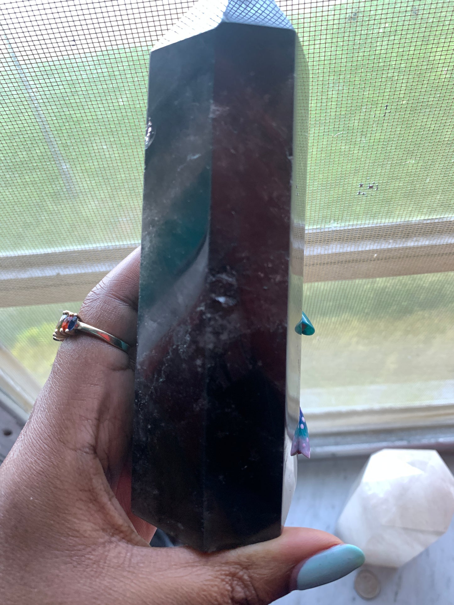 Piedra amatista de color morado oscuro